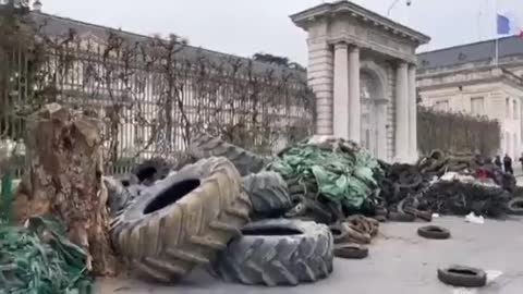 French farmers dump piles of rubbish outside government buildings