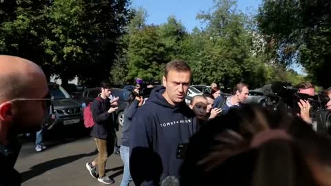Navalni, presuntamente envenenado, lucha por su vida en un hospital siberiano
