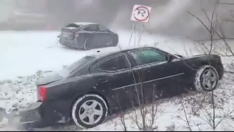 40+ vehicle pileup on I-81 in Schuylkill county, PA due to snow & fog, 2022-03-28