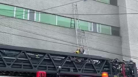 Un gigantesco incendio en la Clínica La Merced en Barranquilla