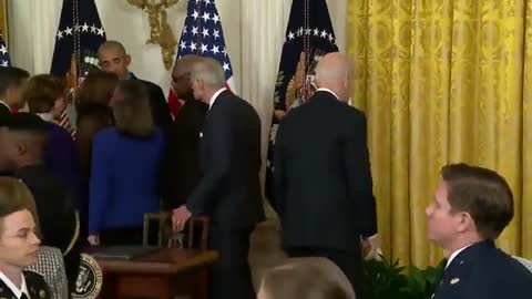 Everyone flocks to Obama while Biden looks lost at the White House