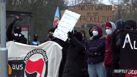 Germany: Anti-COVID restrix demo met with counter-protest in Hamburg - 11.12.2021