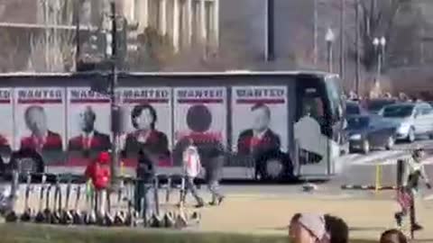 Un bus aux Etats-Unis affiche publiquement les leaders transhumanistes du nouvel ordre mondial