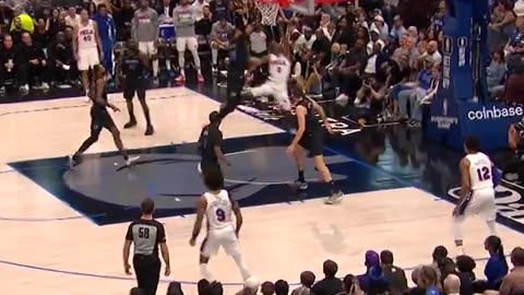 Maxey Slashes for And-1! Sixers Cut Lead Against Mavs!