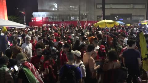 Brazil: supporters celebrate as Lula holds narrow leads | AFP