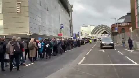 Chaos as thousands stuck in enormous queues waiting to enter COP26 venue