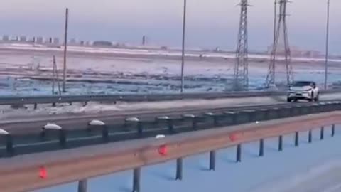 KAZAKISTAN: AUTO ELETTRICHE SI CONGELANO IN MASSA SULLE AUTOSTRADE