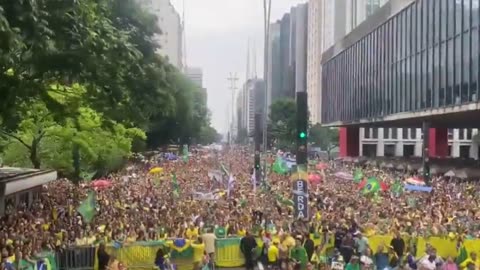 Thousands of patriots in Sao Paulo ask Jair Bolsonaro to make Brazil great again.