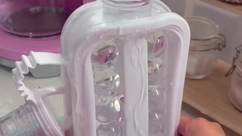Portable Ice Maker Bottle Makes 17 Ice Cubes