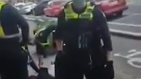 Melbourne Cop Choking a Girl for Not Wearing a Mask