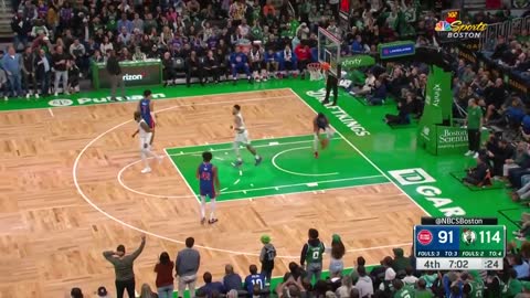 Marcus Smart stumbles in transition but still dimes up Jayson Tatum for the dunk 🤯