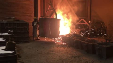 Pouring a casting making steel parts