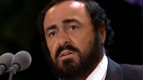 Luciano Pavarotti signs "Nessum dorma"