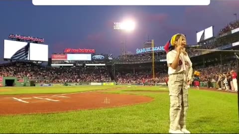 2023 M09 16 Niña venezolana canta el himno de EEUU