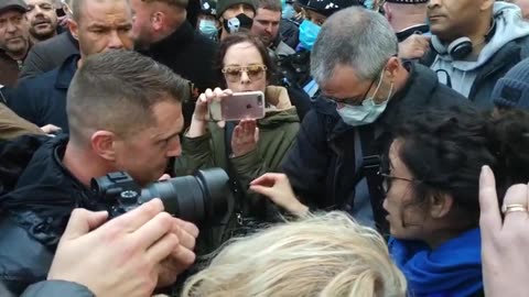 Tommy Robinson and Hatun whisper to each other #TommyRobinson #SpeakersCorner