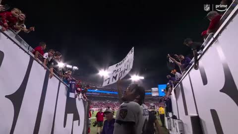 Lamar Jackson picks up & signs a fan's "pay 'em" sign 😂