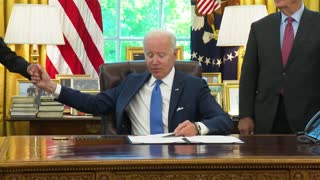 0387. President Biden Signs Into Law S. 3522, the Ukraine Democracy Defense Lend-Lease Act of 2022