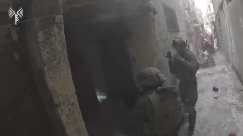 Video of close fire contact between the Israeli military and Hamas militants.