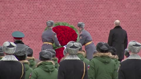 Putin lays wreath to honor armed forces