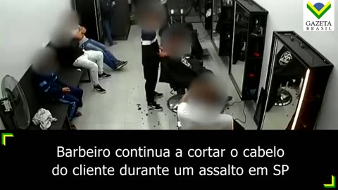 Barbeiro continua a cortar o cabelo do cliente durante um assalto em SP