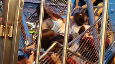 Niños divirtiendose en parque de atracciones