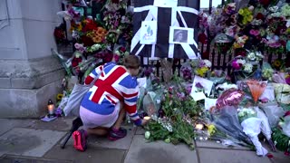 Queen mourned at Buckingham Palace