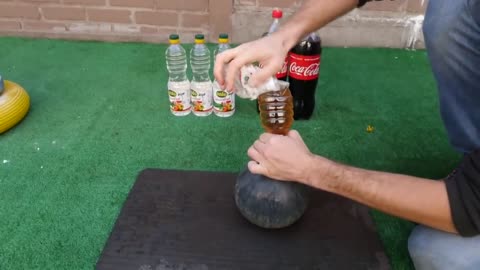 Experiment Giant Coca Cola Balloon VS Mentos10