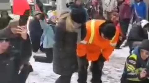 🇨🇦 In Ottawa, protesters kneel in prayer