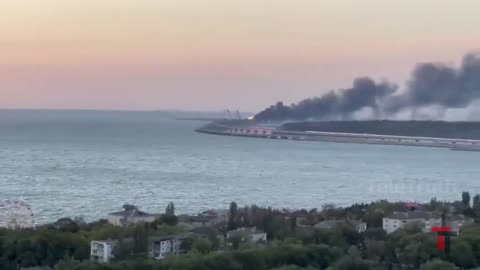 ATTACCO TERRORISTICO:detonazione di un camion bomba sul ponte di Crimea.Massiccia esplosione del ponte di Kerch in Crimea che conferma le mie accuse del terrorismo ucraino e occidentale.l'Ucraina ha rivendicato l'attacco..