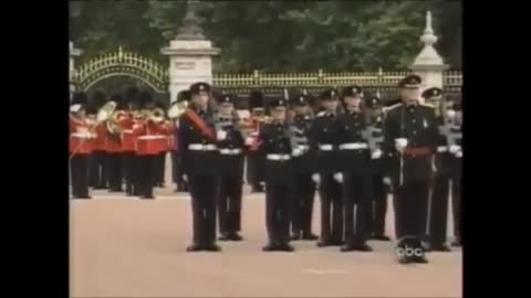 Queen Elizabeth II Has Buckingham Palace Play Star-Spangled Banner After 9/11