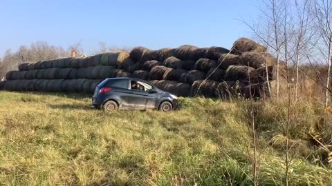 Ford Ka in der Landwirtschaft Heu ballen