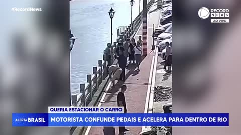 Motorista confunde pedais e acelera para dentro do rio