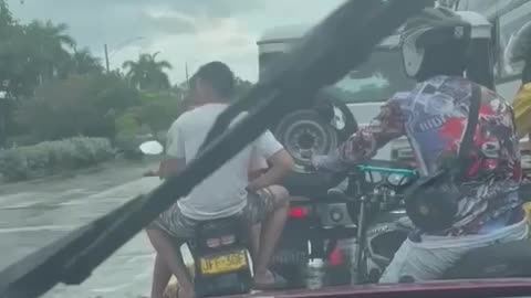 Video: La persecución de una mujer a sujeto que le chocó el carro en La Plazuela