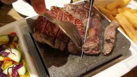 Cook your steak on an ultra hot 440°C volcanic rock grill!
