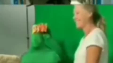 Karen Nyberg 'astronaute' geeft zakje aan via greenscreen
