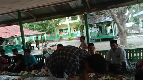 Berbagi makanan