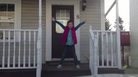 Mom documents daughter's priceless morning dance routine