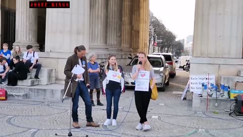 2 Pflegekräfte sprechen spontan am Mittwochsumzug in München 13.04.22