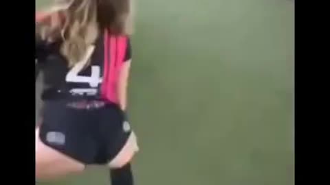 Sexyy footballer gurl twerk her ass like a drum❤️😂