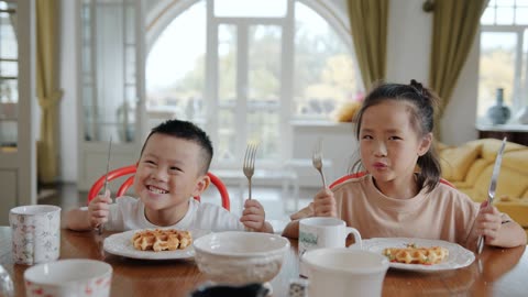 Brother and sister eating pizza