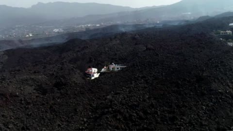 Lava pours from new volcano vent in La Palma