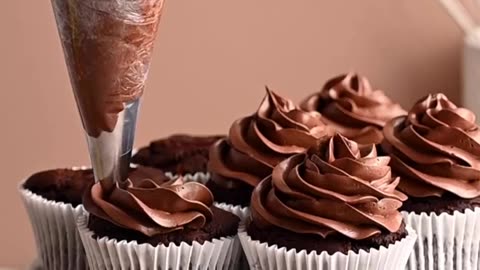 CHOC STRAWBERRY CUPCAKES 🤍