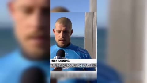 SURFER FIGHTS OFF SHARK DURING COMPETITION --MICK FANNING-SURFEUR--