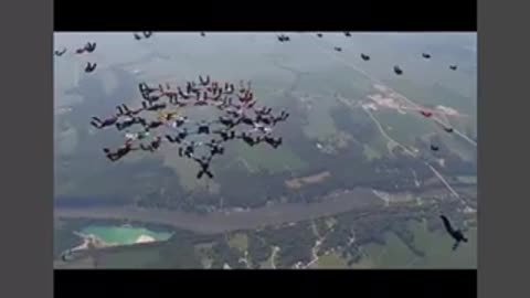 Break of 112 skydivers in the air