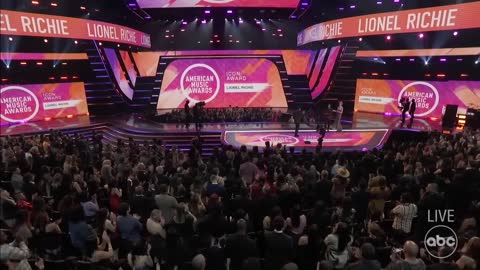 Lionel Richie Accepts the Icon Award Live at the 2022 AMAs - The American Music Awards