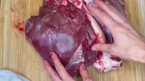 Butchering a deer hindquarter #venison #cooking #Recipe