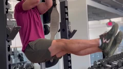 Quick bicep and tricep workout using weights and bodyweight elements.