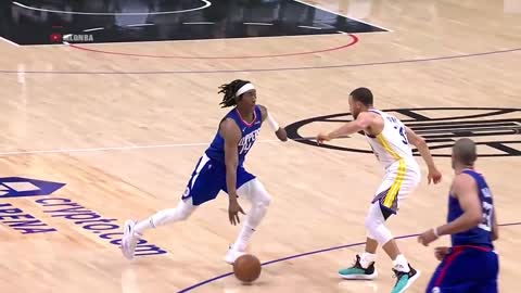 Steph Curry got elbowed in the face by Terance Mann