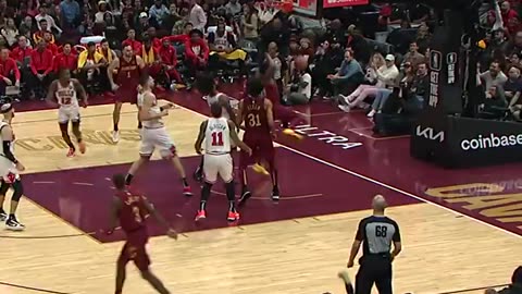 NBA - Donovan Mitchell splits the defense and throws it down with authority 😤 Bulls-Cavs