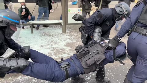 Police injured in clash with Protestors in Paris